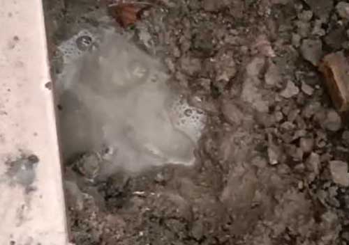 北京廚房的漏水點，水滋滋往外冒